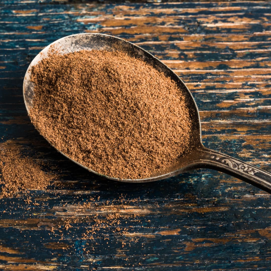 Polvo de colágeno con cacao en una cuchara