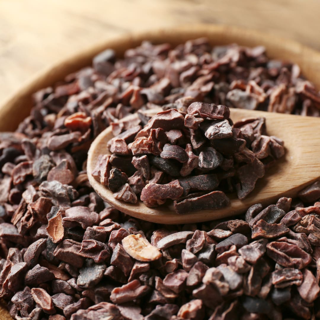 Nibs de cacao en un cuenco